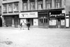 Královodvorská ulice směrem od hotelu Praha, figurant označený šipkou stojí na místě, kde pravděpodobně došlo k zasažení F. Kohouta (Zdroj ABS)