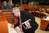Slyšení v Evropském parlamentu o zločinech komunismu - europoslanec Jan Březina podepisuje závěr dnešního slyšení (Brusel, 18.3.2009)