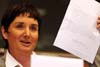 Slyšení v Evropském parlamentu o zločinech komunismu - Jana Hybášková ukazuje dopis Václava Havla (Brusel, 18.3.2009)