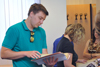Studenti z Florida State University si prohlížejí ukázky archiválií z ABS (ÚSTR,  22.07.2013)