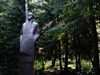 Modernistická socha Lenina, která ho netradičně vyobrazuje jako „jednoho z lidu“ - obyčejného dělníka, s rukama v kapsách kabátu.