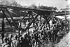 Německé pěší jednotky překračují po provizorních lávkách most u města Bromberg (Bydgoszcz), který ustupující polská armáda vyhodila do povětří.