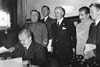 Lidový komisař zahraničních věcí Vjačeslav Molotov dne 28. září 1939 v Moskvě podepisuje sovětsko–německou smlouvu o přátelství a hranicích, na základě které připadly Německu Poláky osídlené oblasti Běloruska a Ukrajiny. Sovětský svaz výměnou získal Litvu. V pozadí Stalin a německý ministr zahraničí von Ribbentrop.