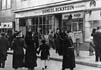 Rozbité výlohy židovských obchodů v Bratislavě krátce před 14. březnem 1939 a vyhlášením slovenské samostatnosti. (Zdroj: ABS)