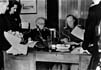 Podpis německo-slovenské smlouvy (tzv. Ochranná smlouva) dne 23. března 1939 v Berlíně. Na snímku německý ministr zahraničí Joachim von Ribbentrop (vpravo), předseda slovenské vlády Vojtěch Tuka (uprostřed) a slovenský ministr zahraničí Ferdinand Ďurčanský (druhý zleva). (Zdroj: ABS)