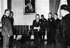 Říšský protektor von Neurath přijímá 3. května 1939 v Černínském paláci nově jmenovanou vládu Aloise Eliáše (uprostřed), již tehdy napojeného na domácí odboj. (Zdroj: ABS)