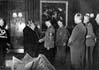 Adolf Hitler vítá prezidenta Emila Háchu po jeho příjezdu do Berlína v noci 14. března 1939 (Zdroj: VÚA)
