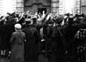 Výmluvné obrázky pražských ulic z 15. března 1939. Zatímco Češi hrozí pěstmi, většina pražských Němců vítá německou armádu zdviženou pravicí. (Zdroj: VÚA)