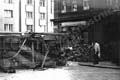 Typickým průvodním jevem povstání se staly barikády. Vznikaly živelně na mnoha místech za přispění všech obyvatel Prahy. (zdroj: ABS)
