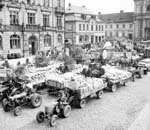 Rok 1950: Dobříš - hromadný svoz obilí (Foto zdroj: Národní zemědělské muzeum)