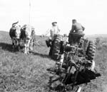 Rok 1949: Rozhovor kravičkáře (soukromníka) s traktoristou (Foto zdroj: Národní zemědělské muzeum)