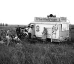 Rok 1950: Krajský propagační vůz v JZD Boseň: hudba, čtení, diskuse (Foto zdroj: Národní zemědělské muzeum)