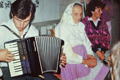 Oslava v búdě - 85. let Anny Míškové, vnuk Vlastík a vnučka Vlaďka (80. léta)